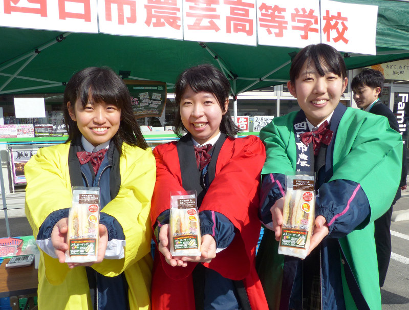 みえぶーサンドをアピールする四日市農芸高校の川口舞さん(左)たち=三重県四日市市で7日