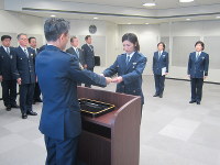 辞令を受け取る森合巡査＝警視庁本部で