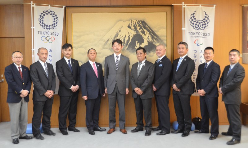 熊谷俊人市長(左から5人目)を訪問したチーム幕張の関係者=千葉市役所で
