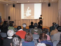 水俣病資料館で開かれた水俣病に関する手記や詩などの朗読発表会