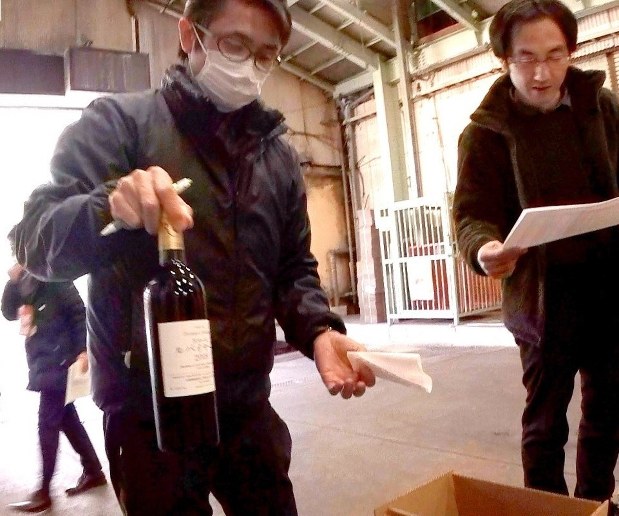 ロンドンに空輸するワインを確認するワイナリー関係者=山梨県笛吹市で2017年1月18日、加古ななみ撮影