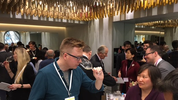 英国のワインジャーナリストやソムリエが駆けつけた甲州ワインの試飲会=2017年2月1日、三沢耕平撮影