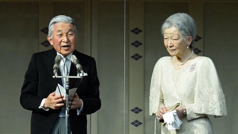 天皇誕生日の一般参賀であいさつをされる天皇陛下と皇后さま=2016年12月23日、丸山博撮影