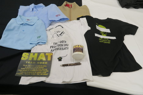 新たに作製が判明したシャツやマウスパッドなど＝小田原市役所で２０１７年２月９日午後４時２分、澤晴夫撮影