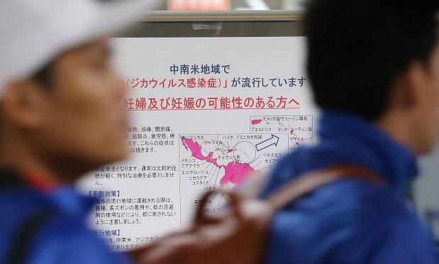 ジカウイルス感染症の流行を受け、入国者への注意喚起掲示が行われていた成田空港=2016年2月15日、山本晋撮影