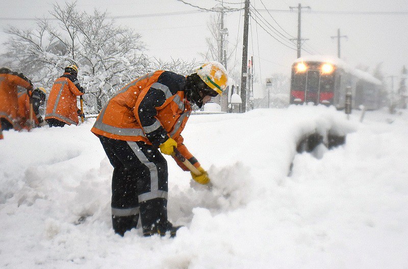 大雪：車250台立ち往生 列車に23人1日缶詰め 鳥取 [写真特集3/12