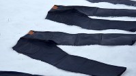 雪上にさらして仕上げるマルニ西脇のジーンズ＝小高朋子撮影