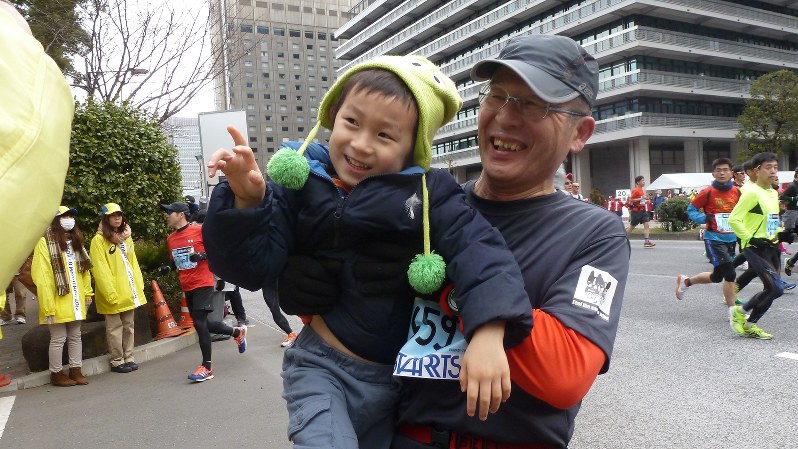 2014年の東京マラソンで孫と一緒に=江上剛さん提供 ※掲載にあたり写真を一部加工しています