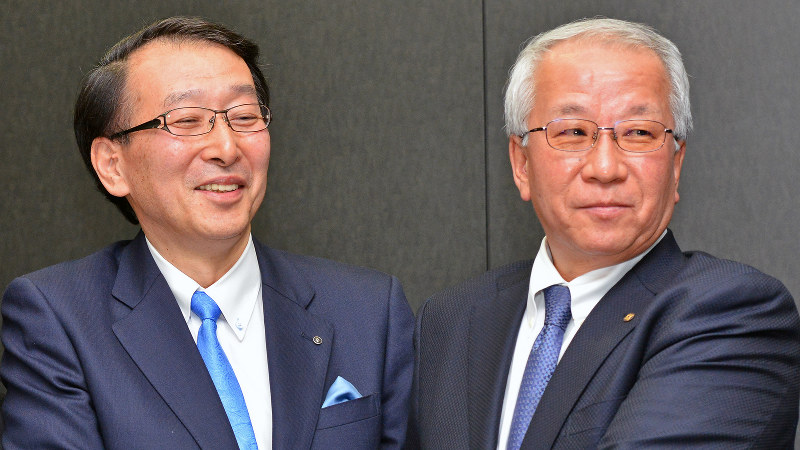 ちょうど1年前に経営統合の記者会見を行ったふくおかフィナンシャルグループの柴戸隆成社長(左)と、十八銀行の森拓二郎頭取=2016年2月26日、野田武撮影