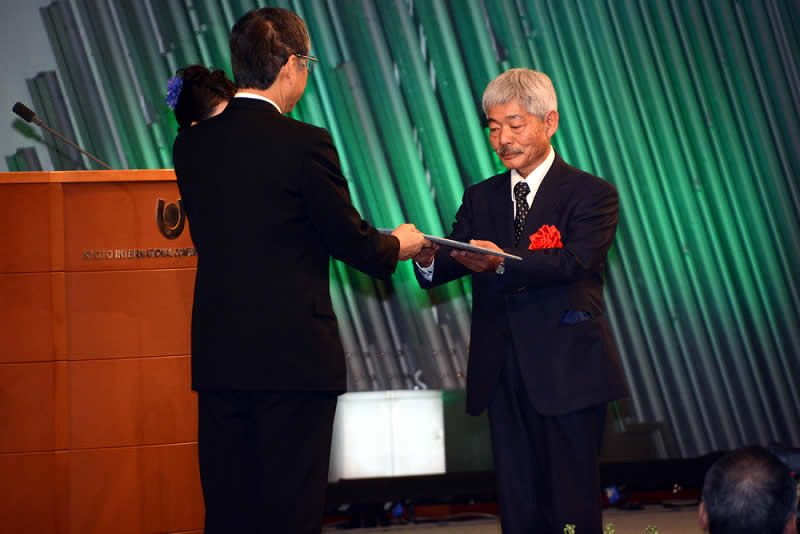 表彰状を受け取る中村哲氏=左京区の国立京都国際会館で、花澤葵撮影