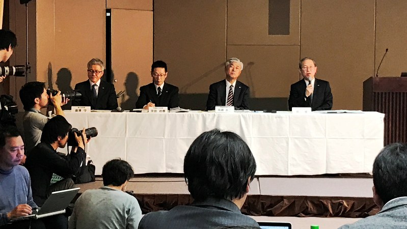 債務超過の決算見通しを発表した綱川智・東芝社長(右端)=東芝本社で2017年2月14日、平野純一撮影