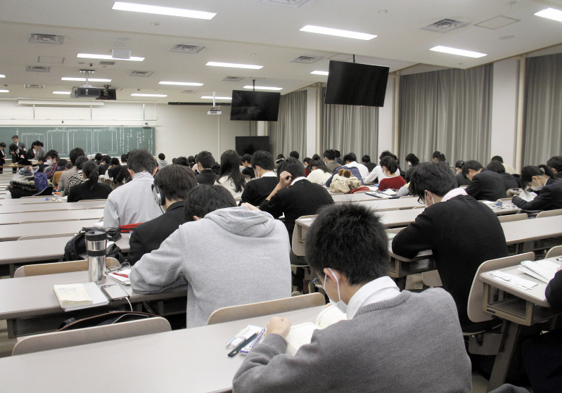 試験の開始を待つ立命館大の受験生。同大は予約型の奨学金を新設し、北海道から九州まで全国31都市で試験を実施した=京都市北区で