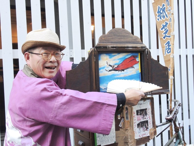 17日に紙芝居公演を行う源吾朗さん=台東区千束2の空想カフェで