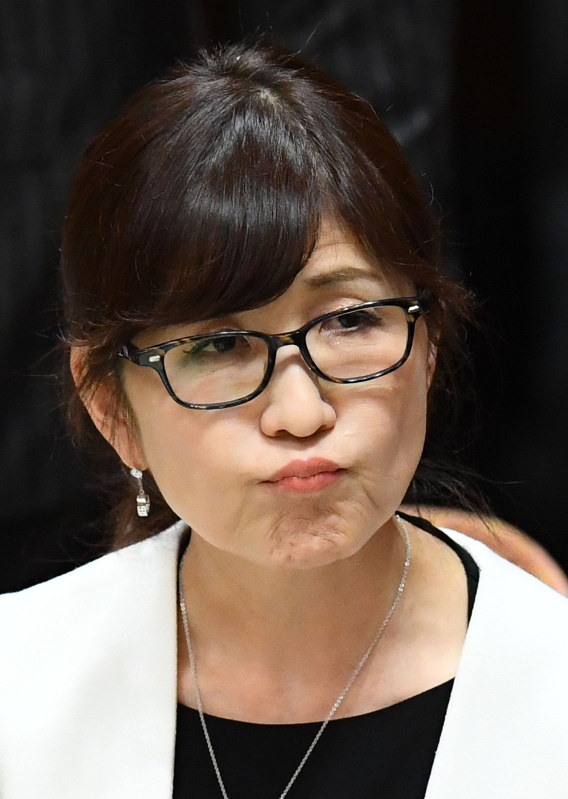衆院予算委員会で、民進・小山展弘氏の質問を聞く稲田朋美防衛相=国会内で2017年2月8日午前11時23分、川田雅浩撮影