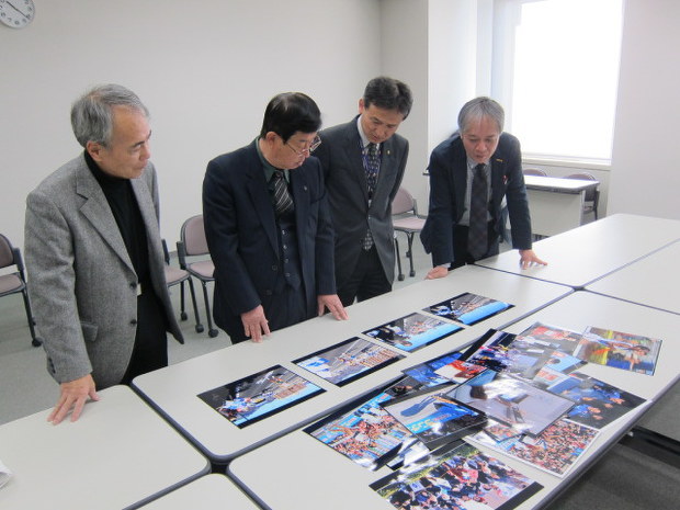 応募作品を審査する審査員ら=県庁で