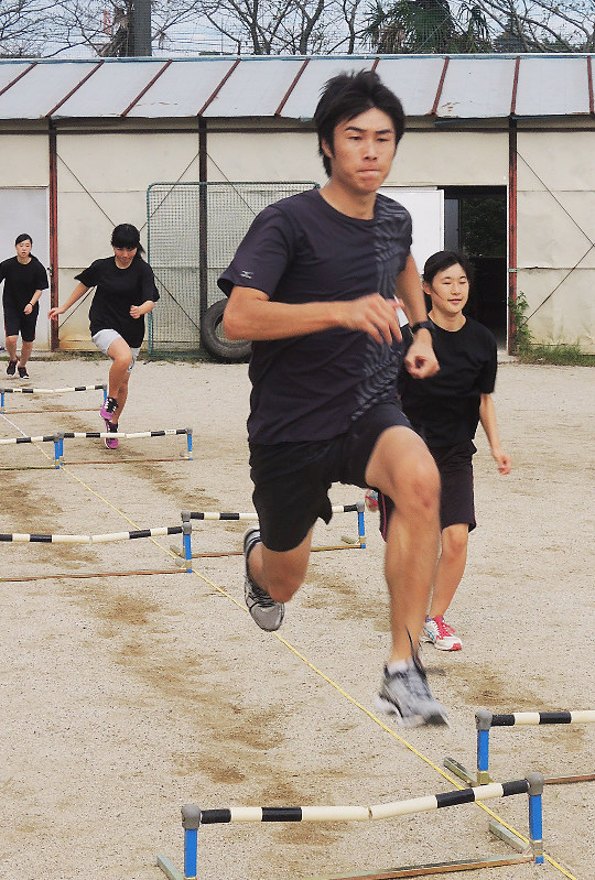 臼杵高校陸上部の練習に参加し、ダイナミックな走りを見せる成迫さん