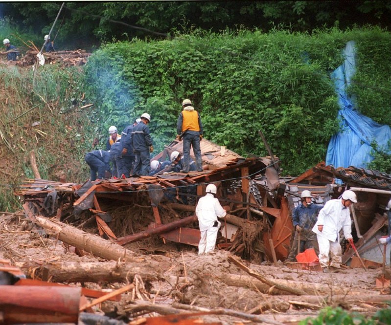 4人が生き埋めになった現場を捜索する警察官ら=広島市安佐北区亀山で1999年6月29日、森田真潮撮影