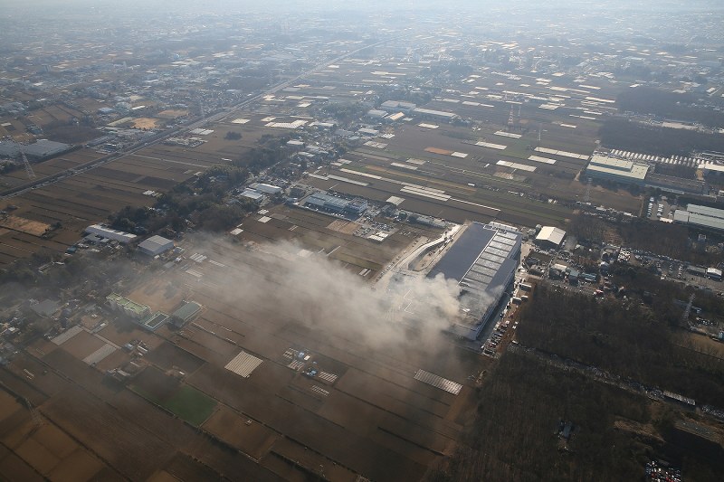 アスクル火災：消火作業難航 通販商品も影響 埼玉・三芳 [写真特集3/6] 毎日新聞