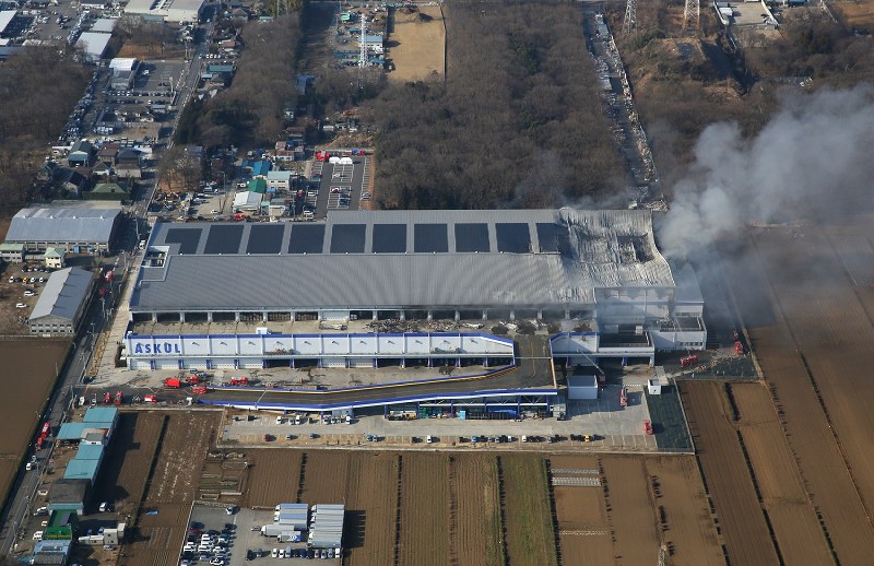 アスクル火災：消火作業難航 通販商品も影響 埼玉・三芳 [写真特集5/6] 毎日新聞