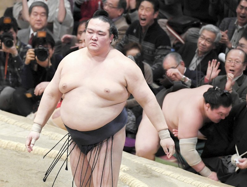 初場所千秋楽で稀勢の里(手前)が白鵬を破り、優勝に花を添えた=東京・両国国技館で2017年1月22日、竹内紀臣撮影