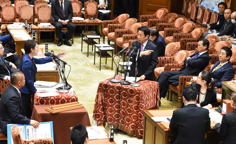 衆院予算委員会で民進・山尾志桜里氏(左)が保育園の待機児童問題についての質問で安倍晋三首相(右)に答弁を求めたが、代わって答弁に立つ塩崎恭久厚生労働相(中央)=国会内で2017年2月17日午前11時19分、川田雅浩撮影