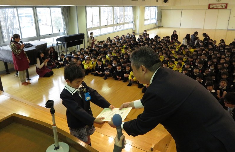 賞状を手渡される園児=あま市の七宝幼稚園で