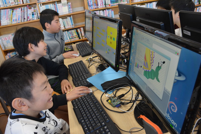 プログラミング作品を制作する京陽小学校の子どもたち=東京都品川区で、伊澤拓也撮影