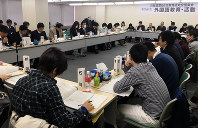 分科会で英語の指導法について討論する教員ら＝新潟市で