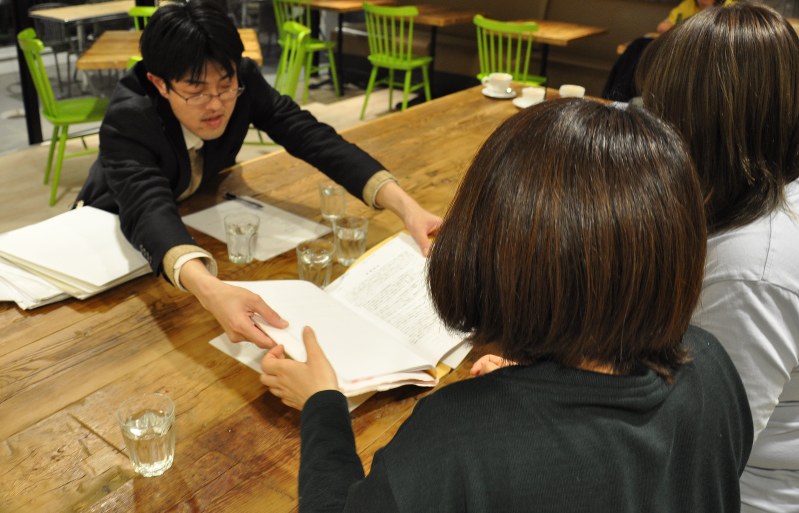 労働組合のスタッフ(左)に職場の状況について相談する保育士ら=埼玉県川口市で2017年2月13日