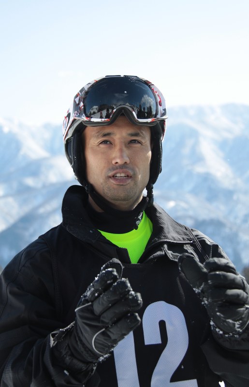 スノーボードの全国障がい者選手権で優勝し、レースを振り返る山本篤=長野県小谷村で2017年2月19日、谷口拓未撮影