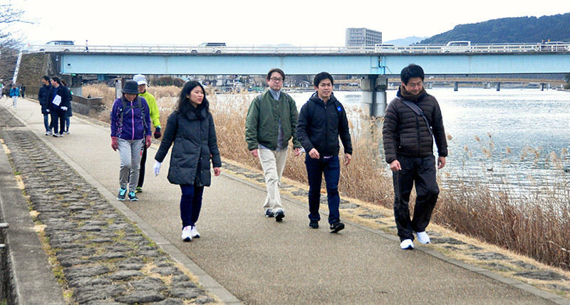 瀬田川沿いを歩く住友電気工業社員ら「ぐるっとウォーク」の参加者たち=大津市瀬田で、大原一城撮影