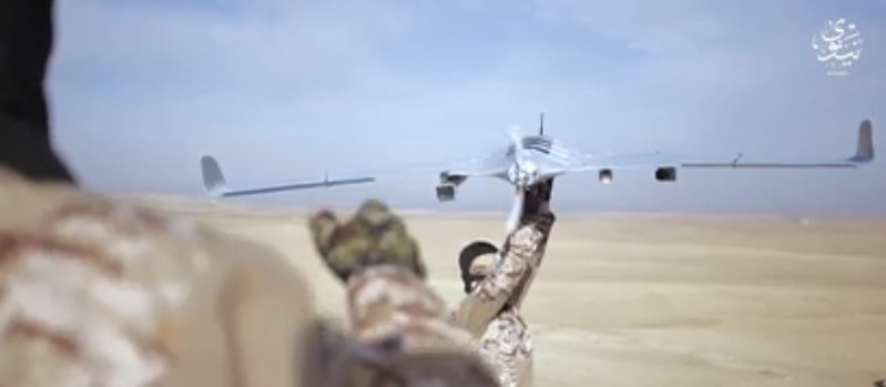 IS戦闘員らしき男らがドローンを飛行させる様子=IS名義で公表された動画から