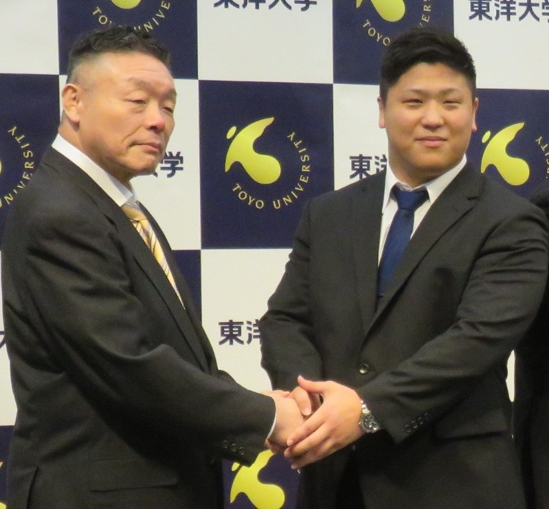 荒汐部屋入りが決まった東洋大の大波(右)と師匠になる荒汐親方=東京都内で2017年1月30日午後1時47分、村社拓信撮影