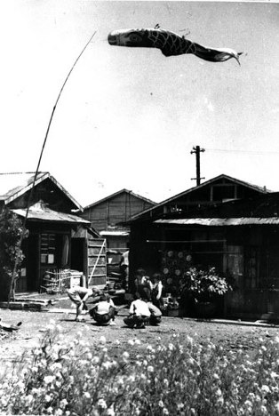 満州の古い写真８１枚、新聞の切抜２８枚が、貼り付け、建築　死体、自動車、戦闘機 シンガポール最後の日(ブキ・テマ高地) - 東京国立近代美術館