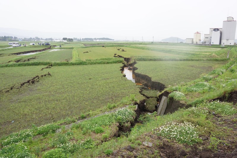 熊本地震 阿蘇で地層が１ ５メートル横ずれ 写真特集1 2 毎日新聞