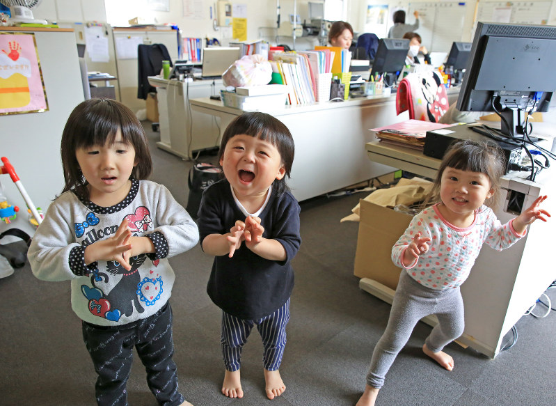 【石巻企業保育所】事務所内で遊び回る園児。社長室を保育室にした「結のいえ」では当たり前の光景だ=宮城県石巻市で2017年2月10日、梅村直承撮影