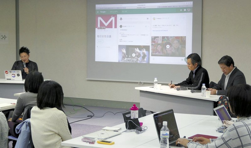 第6期「毎日女性会議」5回目の講座で、参加者が制作した動画作品を見ながらアドバイスする堀潤さん(左)と下村健一さん(中央)、小川一取締役=東京都千代田区一ツ橋1の「毎日ホール」で2017年2月19日午後1時半ごろ、松崎進撮影