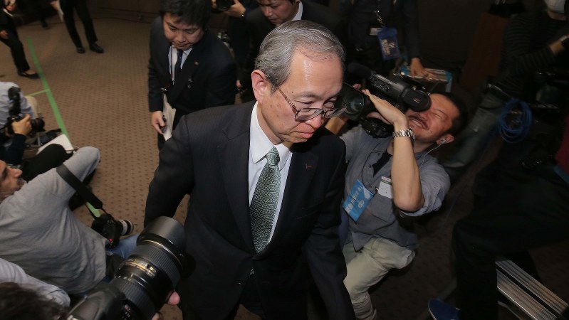 記者会見場を後にする東芝の綱川智社長=2017年2月14日、宮武祐希撮影