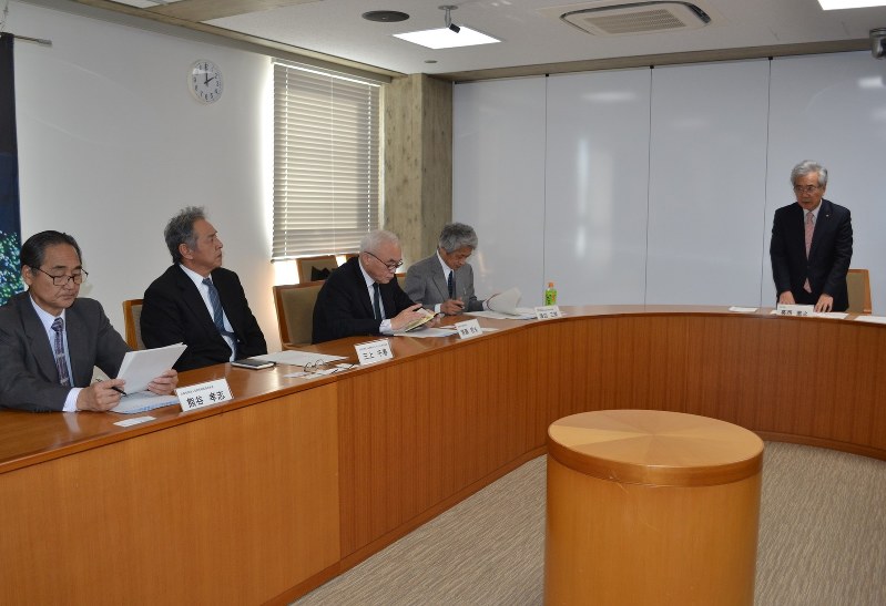 名人戦弘前市実行委の設立会議であいさつする葛西憲之・弘前市長(右端)