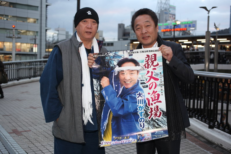 「被災者への励ましにつながるように、そして3・11を忘れないように『親父の漁場』を歌いたい」と語る駒幸夫さん(左)と大川一則さん=神戸市中央区で2016年11月28日、高尾具成撮影