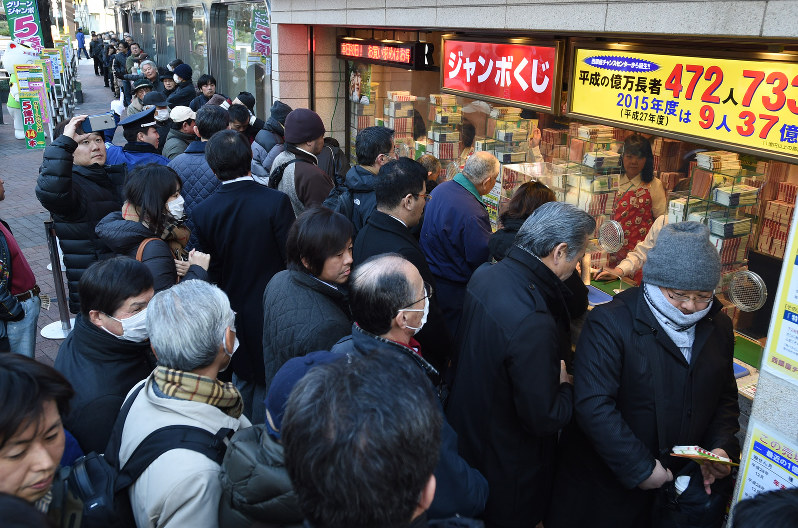 発売と同時にグリーンジャンボ宝くじを買い求める人たち=東京・銀座で2017年2月22日午前8時半、丸山博撮影