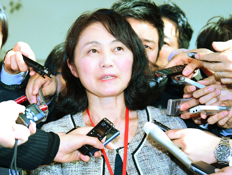 安倍晋三首相との面会後に報道陣の質問に答える、過労自殺した電通の新入社員だった高橋まつりさんの母・幸美さん=首相官邸で2017年2月21日午後2時15分、川田雅浩撮影