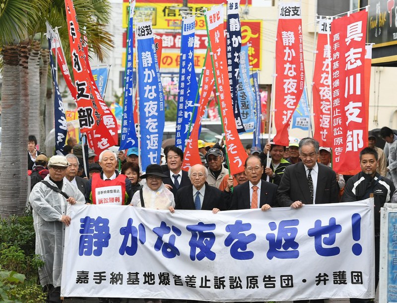 判決を前に那覇地裁沖縄支部に向かう原告団ら=沖縄市で2017年2月23日午前9時38分、矢頭智剛撮影