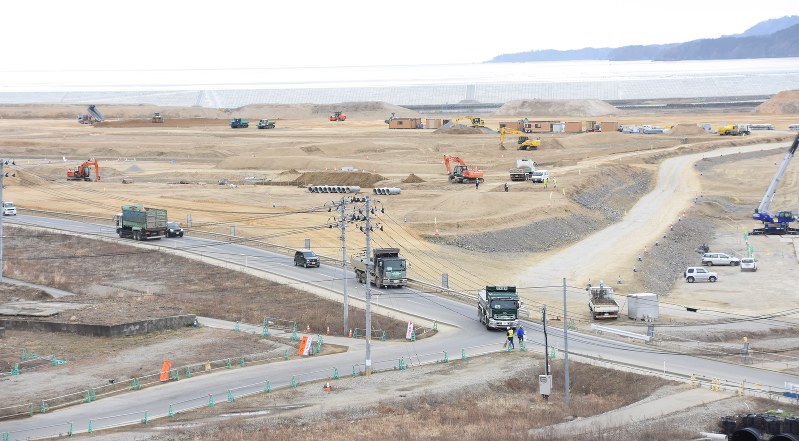 かさ上げ工事が進む岩手県陸前高田市の高田地区=2017年2月22日午前10時43分、鈴木拓也撮影