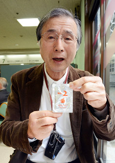 服用している薬を手に持ち、症状を訴える水井健蔵さん＝富山市内で、古川宗撮影