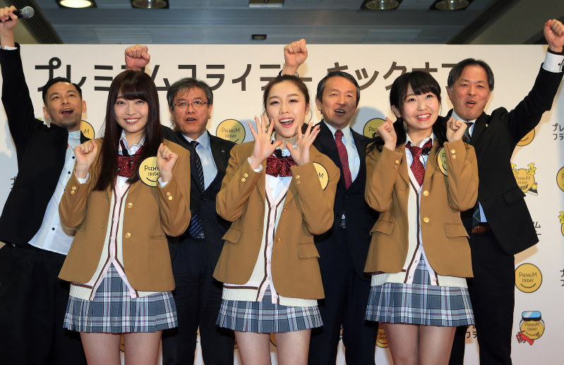 プレミアムフライデーを楽しもうと気勢を上げるSKE48のメンバーら=名古屋市中村区名駅で24日午前11時15分、兵藤公治撮影