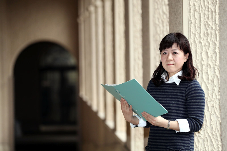 東日本大震災の遺族へのインタビューを基に修士論文を書いた関西学院大の安井優子さん=兵庫県西宮市で2017年2月17日、幾島健太郎撮影