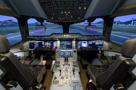 Ａ３５０ＸＷＢのフル・フライト・シミュレーター（ＦＦＳ）＝シンガポールのエアバス・アジア・トレーニング・センターで２０１７年２月、大村基嘉氏撮影