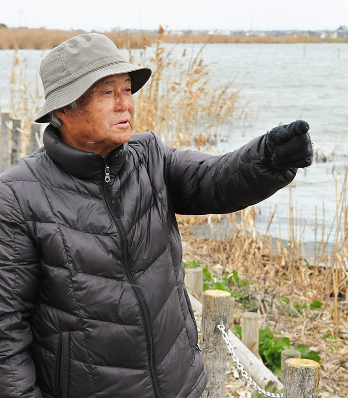 伊庭内湖の自然を守る会会長の石井秀憲さん=滋賀県東近江市伊庭町の伊庭内湖岸で、金子裕次郎撮影