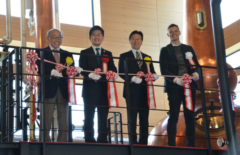 「ガイアフロー静岡蒸溜所」の完成式でテープカットする中村社長(左から2人目)ら=静岡市葵区で2017年2月25日、井上知大撮影